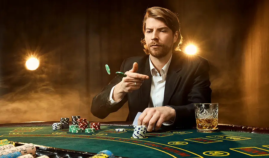 Joueur de blackjack professionnel plaçant un pari